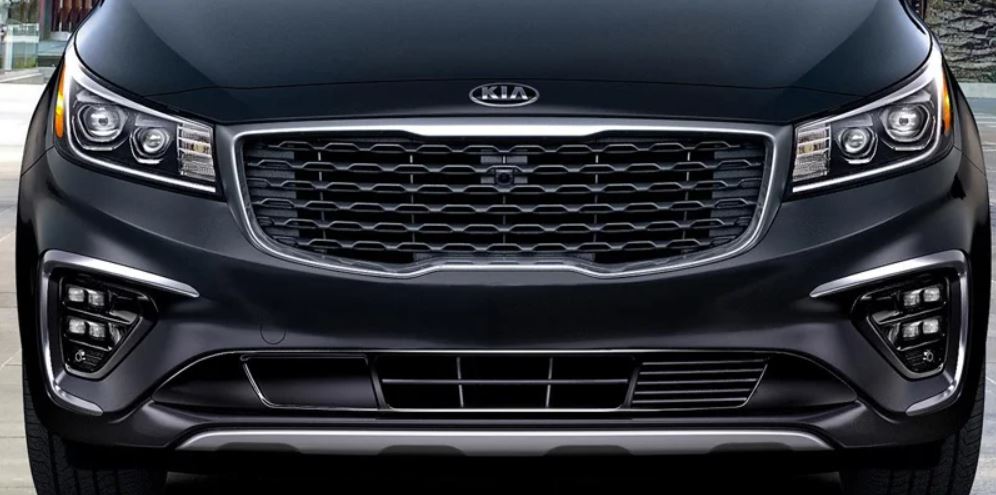 Close view of the front grille area of a 2019 Kia Sedona. | Kia dealer in Conway, AR.