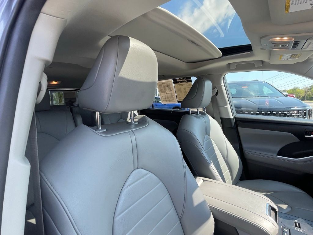 2021 Toyota Highlander XLE - MOONROOF / LEATHER
