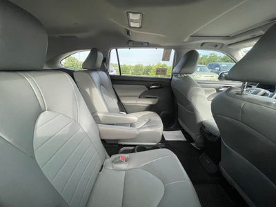 2022 Toyota Highlander XLE - POWER MOONROOF / APPLE CARPLAY