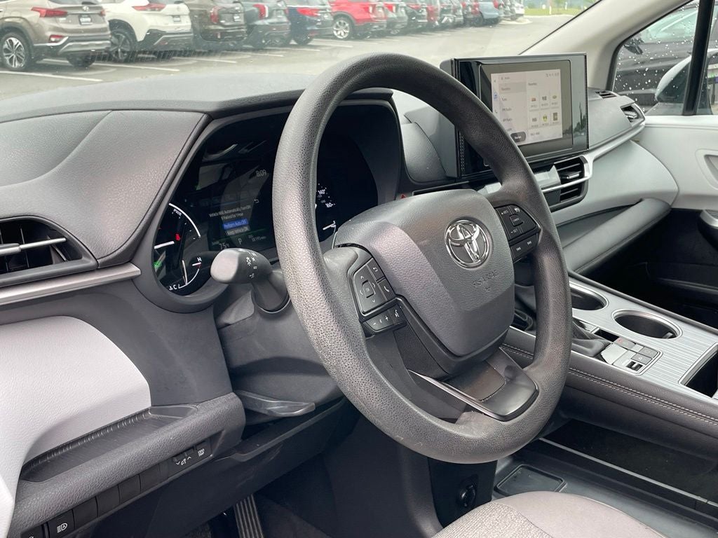 2025 Toyota Sienna LE 8 Passenger - 36 MPG / WIRELESS CARPLAY