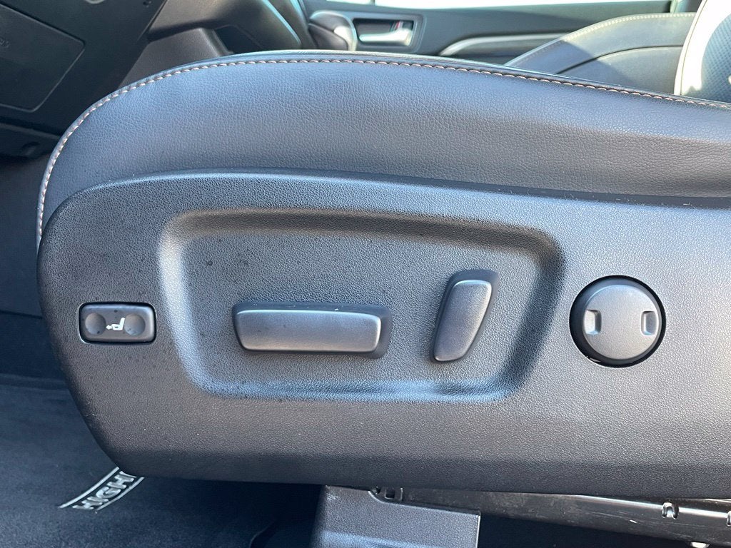 2019 Toyota Highlander Limited Platinum Third Row, Leather, Clean CarFax, One Owner, Low M