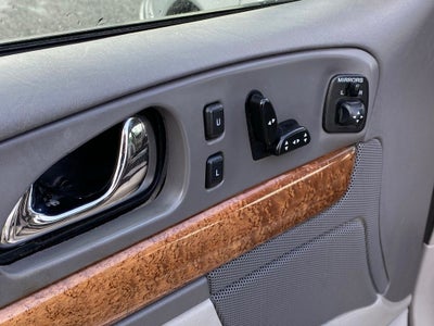 2002 Lincoln Continental Base