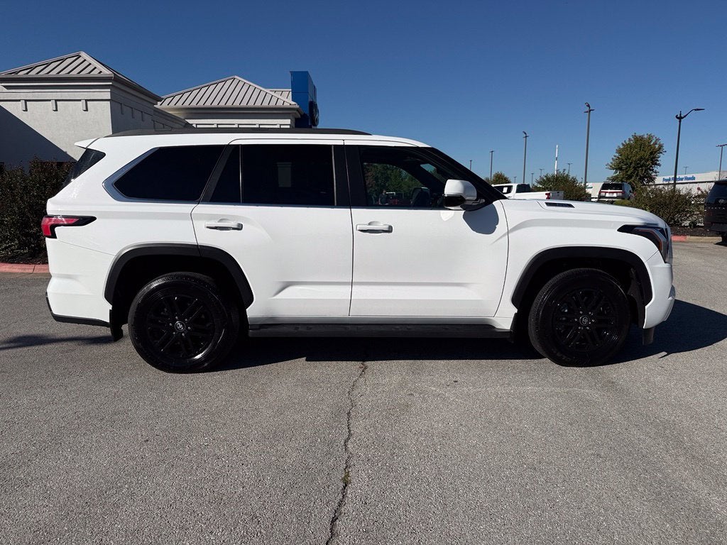 2025 Toyota Sequoia SR5 - 4WD / SUNROOF / CLEAN CARFAX
