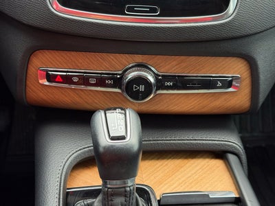 2022 Volvo XC90 T6 Momentum - AWD / PANORAMIC SUNROOF / ONE OWNER