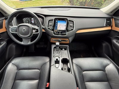 2022 Volvo XC90 T6 Momentum - AWD / PANORAMIC SUNROOF / ONE OWNER