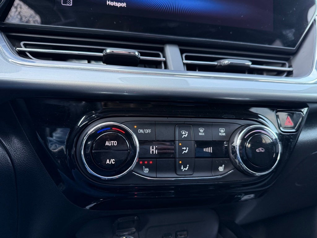 2025 Chevrolet Trax LT & FRONT PASSENGER HEATED SEATS