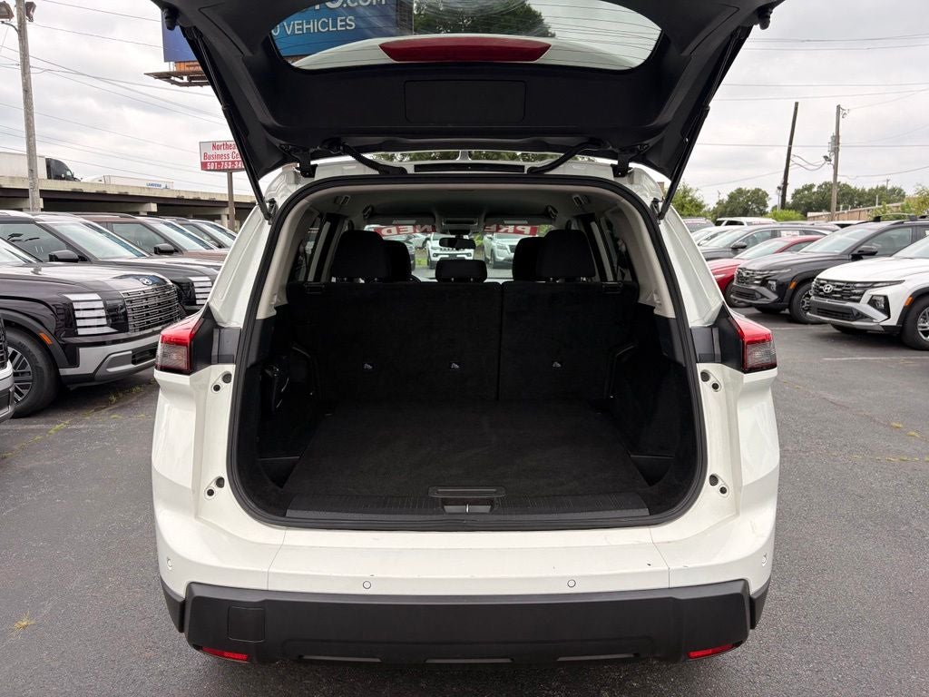 2024 Nissan Rogue S 1-Owner / Blind Spot / Rear Parking Sensors