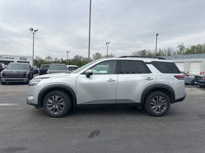 2025 Nissan Pathfinder SV 1-Owner / Rear Cross Traffic Alert / Forward Colli