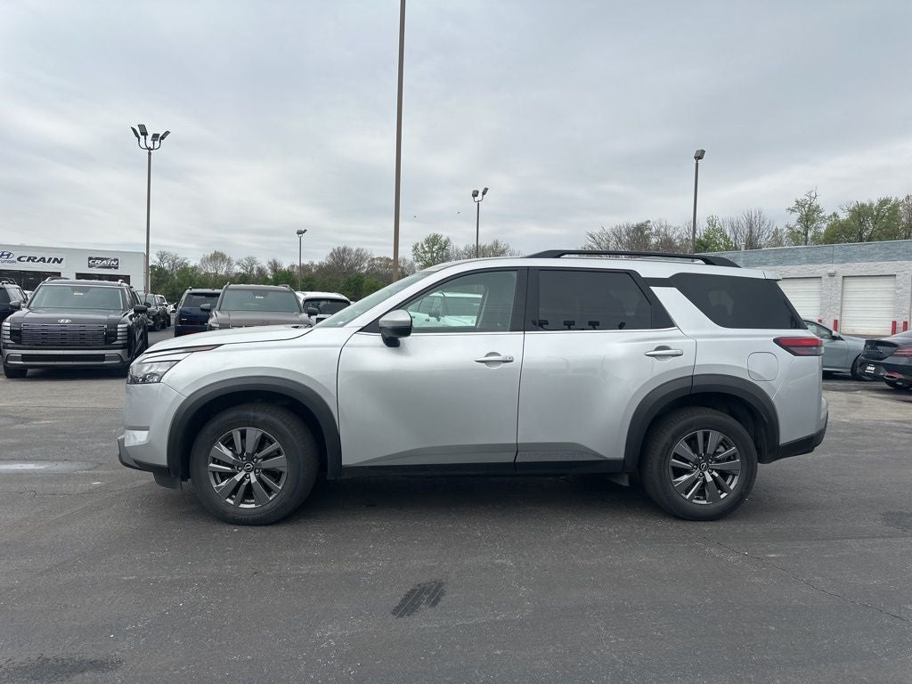 2025 Nissan Pathfinder SV 1-Owner / Rear Cross Traffic Alert / Forward Colli