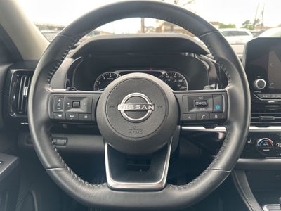 2025 Nissan Pathfinder SV 1-Owner / Rear Cross Traffic Alert / Forward Colli