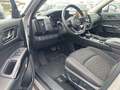 2025 Nissan Pathfinder SV 1-Owner / Rear Cross Traffic Alert / Forward Colli