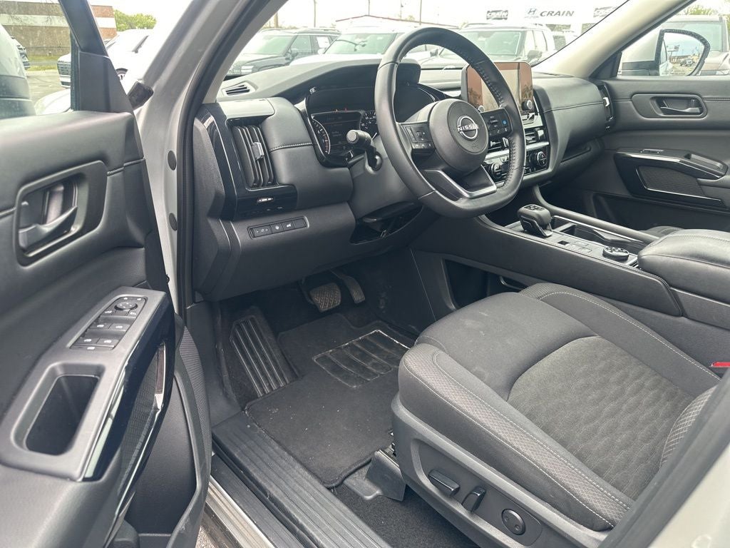 2025 Nissan Pathfinder SV 1-Owner / Rear Cross Traffic Alert / Forward Colli