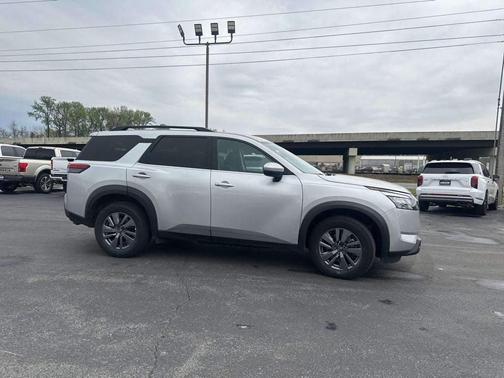 2025 Nissan Pathfinder SV 1-Owner / Rear Cross Traffic Alert / Forward Colli