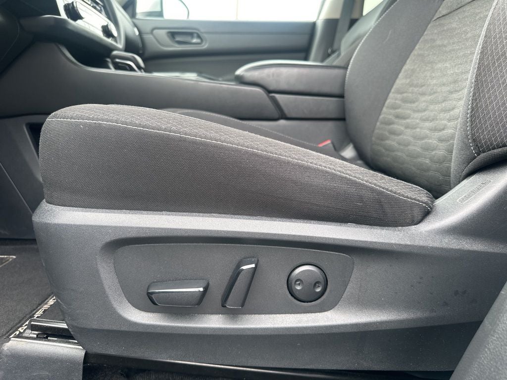 2025 Nissan Pathfinder SV 1-Owner / Rear Cross Traffic Alert / Forward Colli