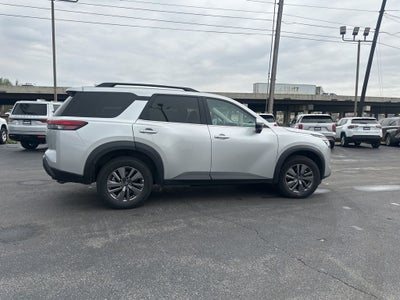 2025 Nissan Pathfinder SV 1-Owner / Rear Cross Traffic Alert / Forward Colli