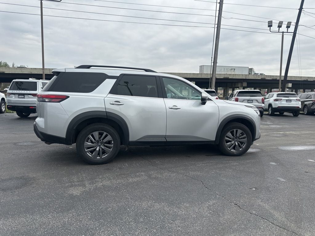 2025 Nissan Pathfinder SV 1-Owner / Rear Cross Traffic Alert / Forward Colli
