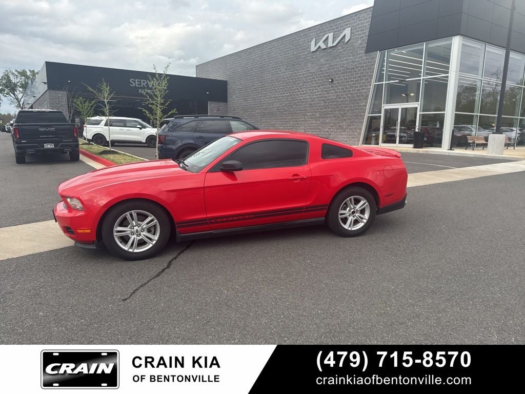 2011 Ford Mustang V6 - CLEAN CARFAX