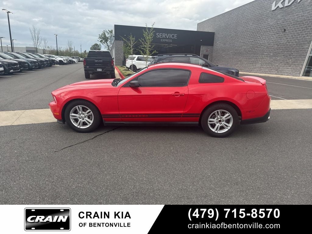 2011 Ford Mustang V6 - CLEAN CARFAX
