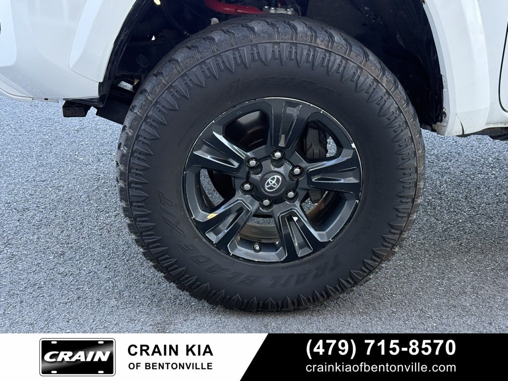 2017 Toyota Tacoma SR V6 - 4WD / LIFTED! / CLEAN CARFAX