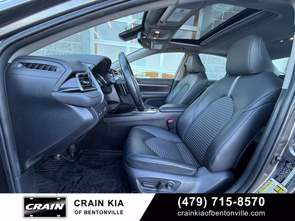 2019 Toyota Camry SE - SUNROOF / CLEAN CARFAX