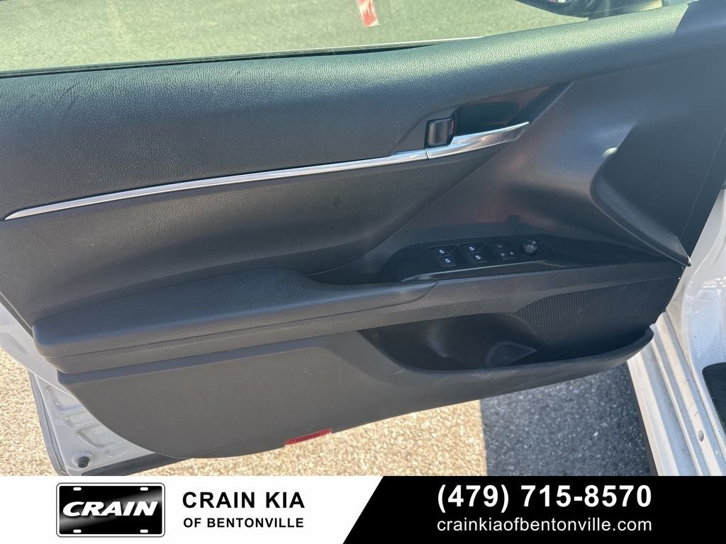 2020 Toyota Camry SE - CLEAN CARFAX / ONE OWNER