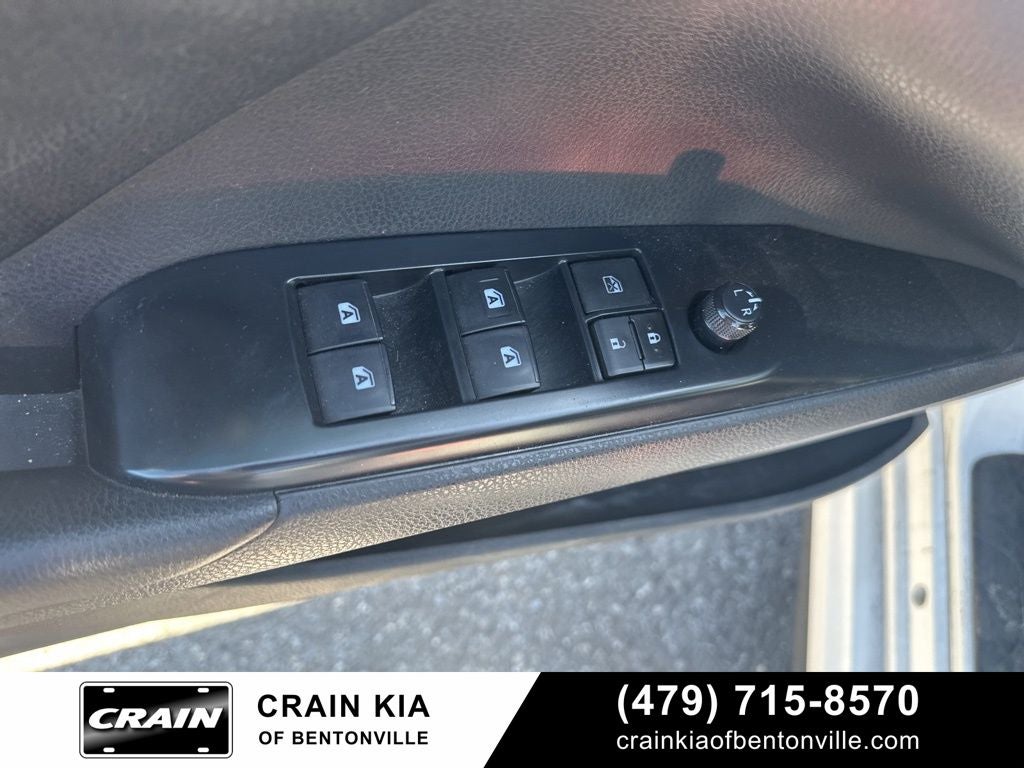 2020 Toyota Camry SE - CLEAN CARFAX / ONE OWNER