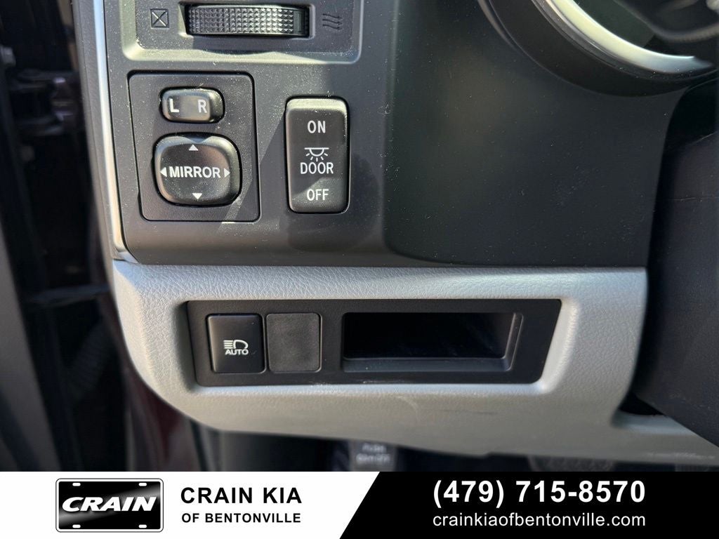 2018 Toyota Sequoia SR5 5.7L V8 - 4WD / SUNROOF