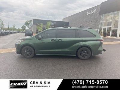 2025 Toyota Sienna Woodland Edition - AWD / DVD / SUNROOF
