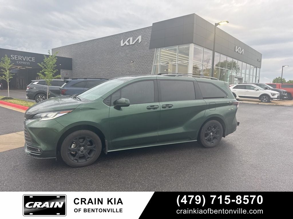 2025 Toyota Sienna Woodland Edition - AWD / DVD / SUNROOF