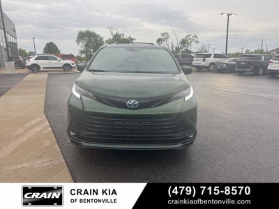 2025 Toyota Sienna Woodland Edition - AWD / DVD / SUNROOF