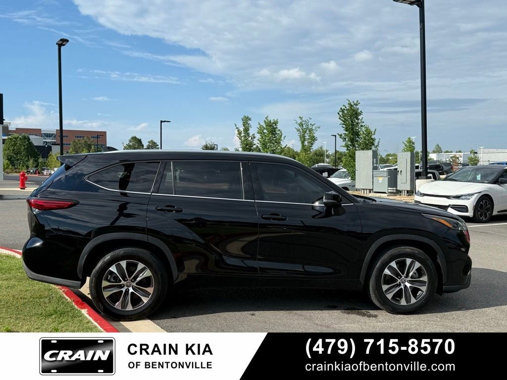 2021 Toyota Highlander XLE - CLEAN CARFAX / SUNROOF