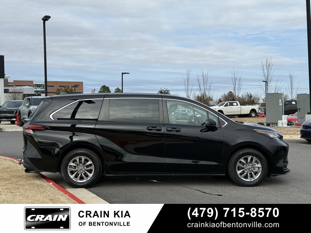 2022 Toyota Sienna LE 8 Passenger - CLEAN CARFAX