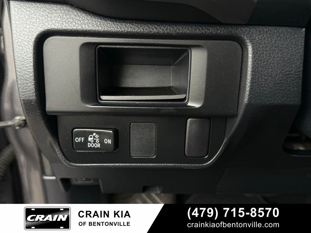 2017 Toyota Tacoma SR5 V6 - 4WD / CARFAX ONE OWNER