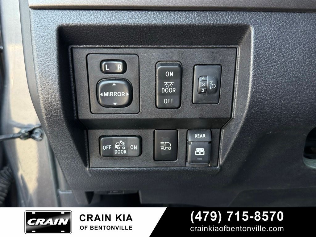 2018 Toyota Tundra SR5 - 4WD / CLEAN CARFAX HISTORY