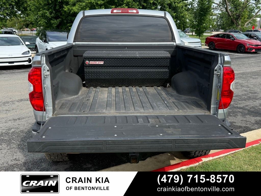 2019 Toyota Tundra SR5 - 4WD / CLEAN CARFAX / LIFTED!