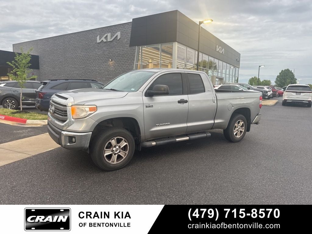 2015 Toyota Tundra SR5 - 4WD / CLEAN CARFAX HISTORY