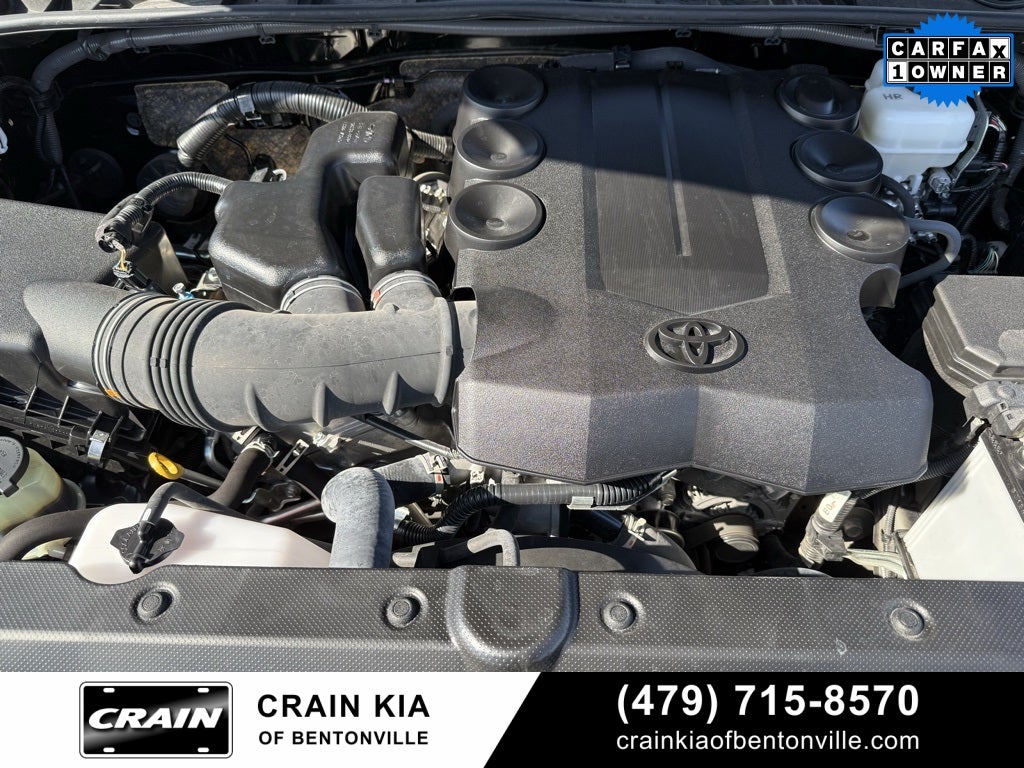 2024 Toyota 4Runner SR5 - 4WD / CLEAN CARFAX / ONE OWNER