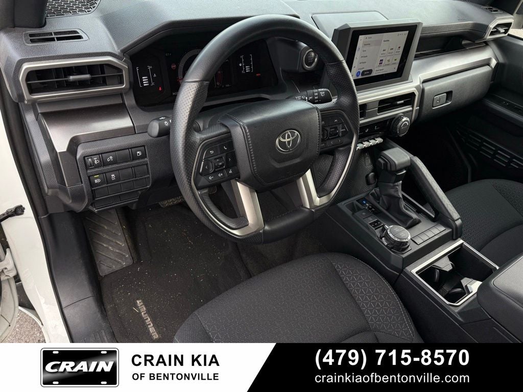 2025 Toyota 4Runner SR5 - 4WD / CLEAN CARFAX / ONE OWNER