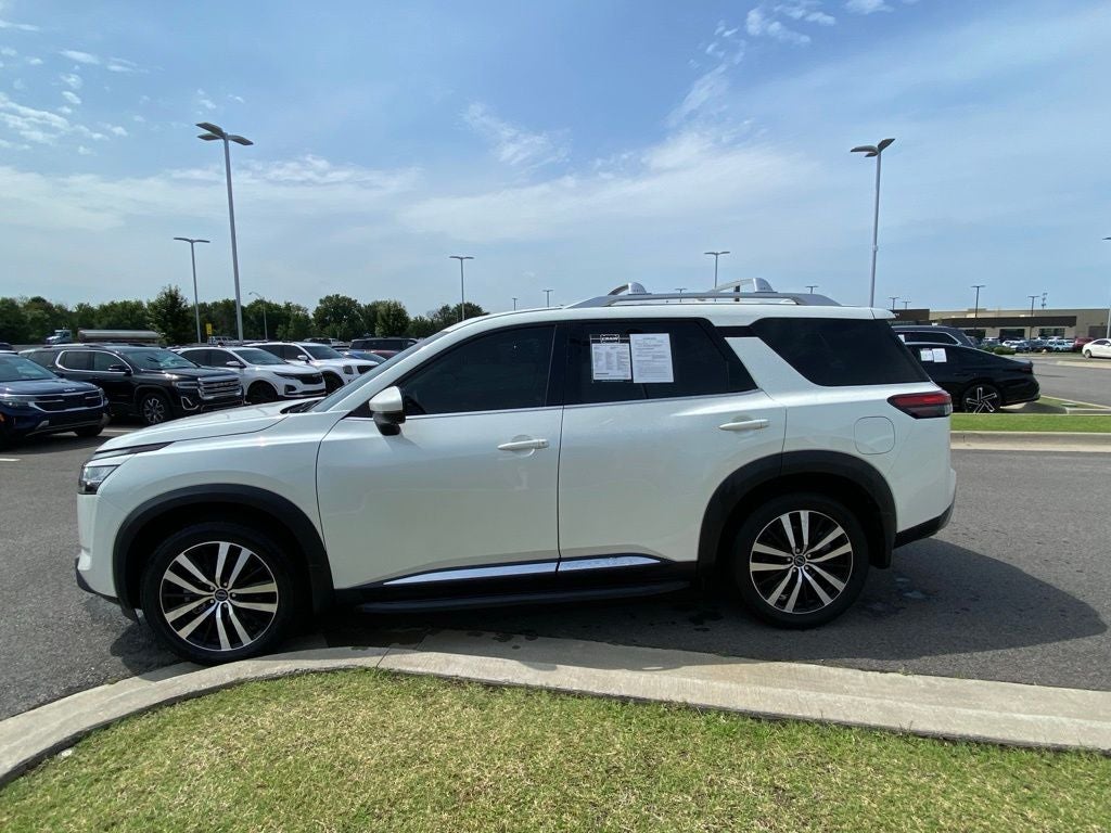 2024 Nissan Pathfinder Platinum 4X4 / HEATED AND COOLED SEATS / LOADED