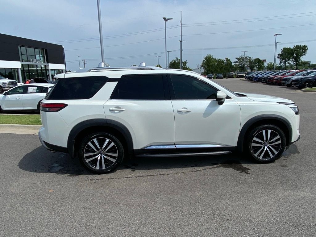 2024 Nissan Pathfinder Platinum 4X4 / HEATED AND COOLED SEATS / LOADED