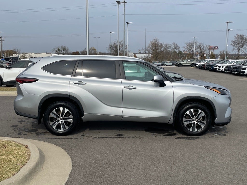 2024 Toyota Highlander LE SUNROOF / CAPT CHAIRS / 3RD ROW