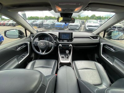 2021 Toyota RAV4 XLE Premium CLEAN CARFAX / ONE OWNER / MOONROOF