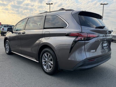 2022 Toyota Sienna LE 8 Passenger