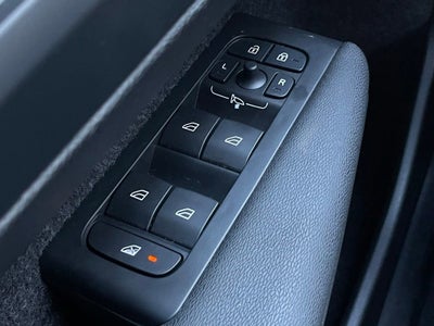 2025 Volvo XC40 Core Bright Theme