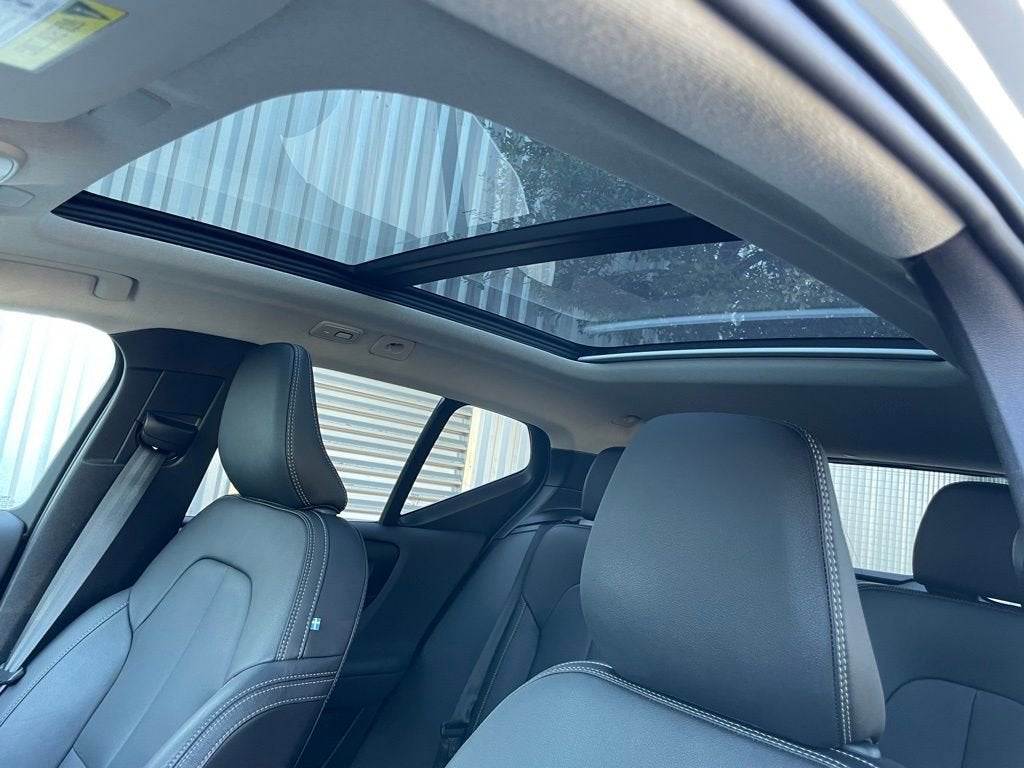 2025 Volvo XC40 Core Bright Theme