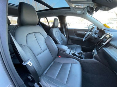 2025 Volvo XC40 Core Bright Theme