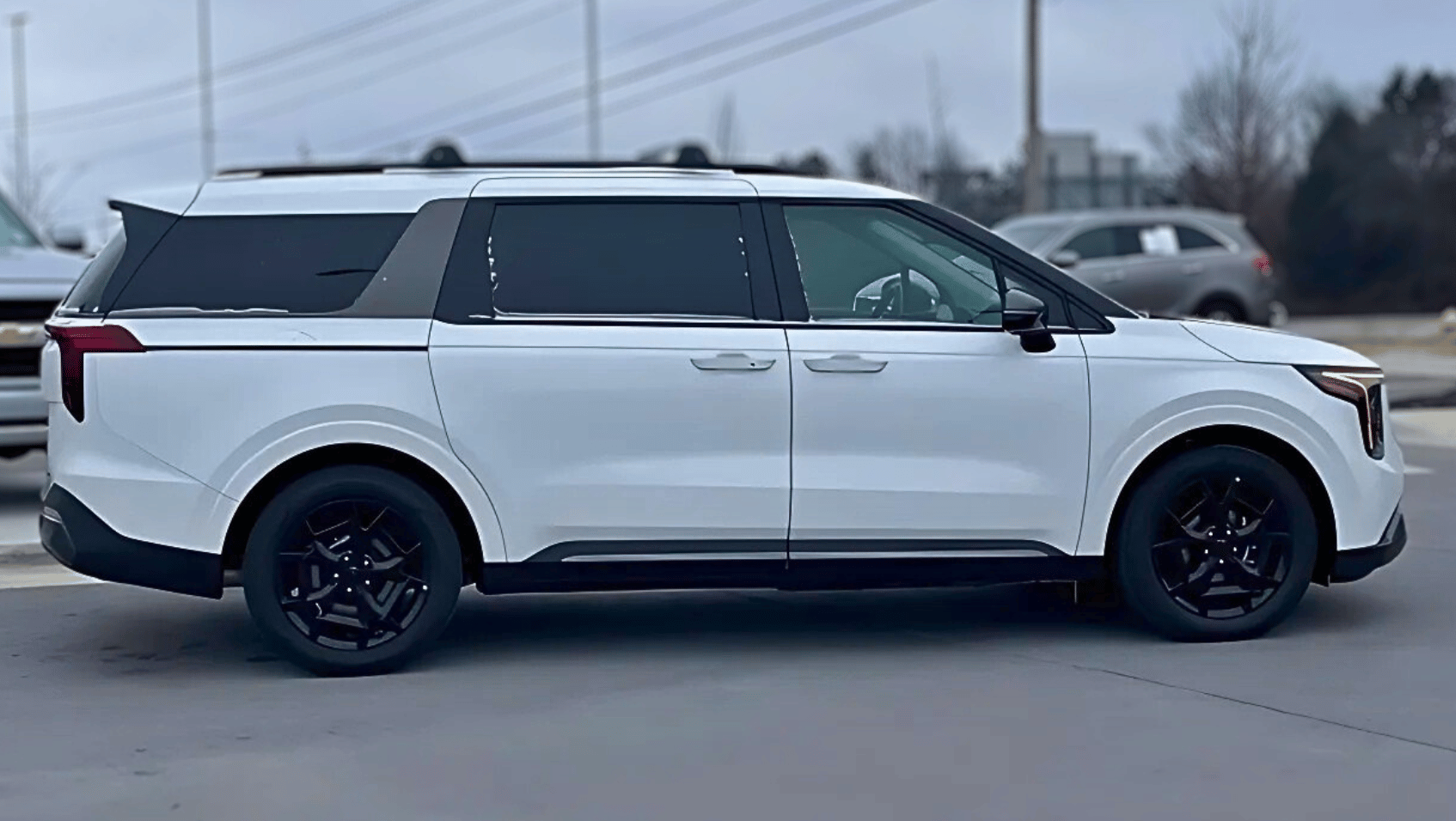 Side View of the 2025 Hyundai Carnival MPV Hybrid