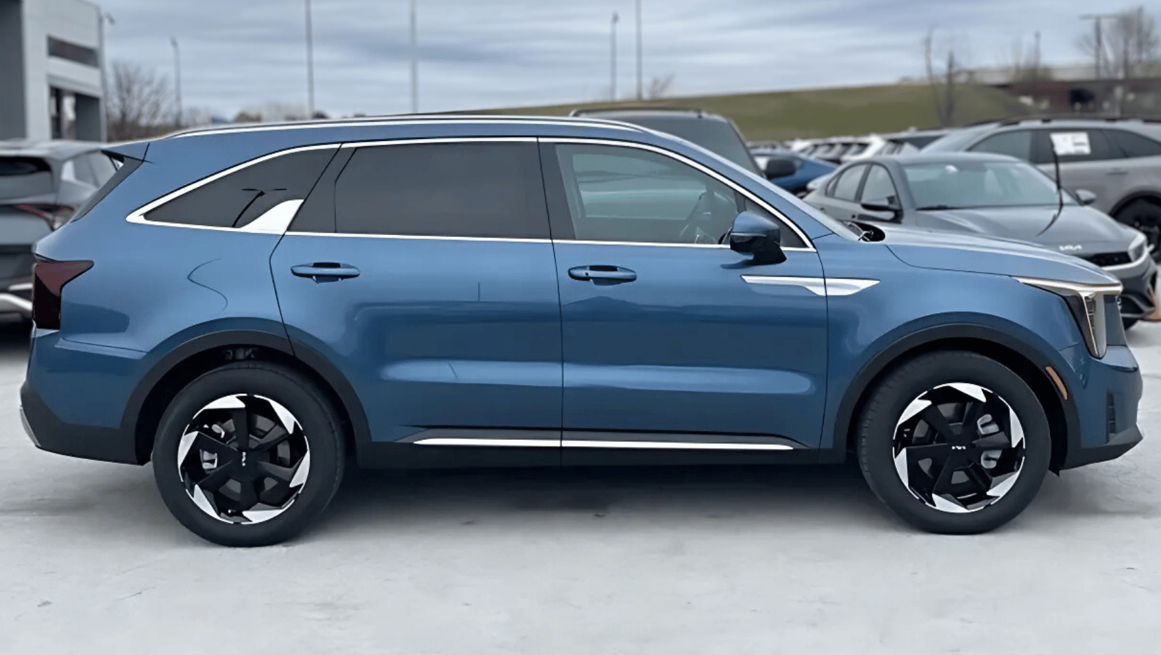 Side View of the 2025 Kia Sorento Hybrid