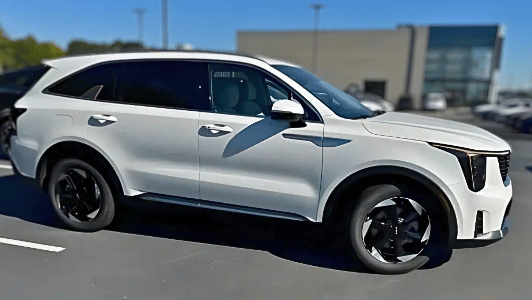 Side View of the 2025 Kia Sorento PHEV