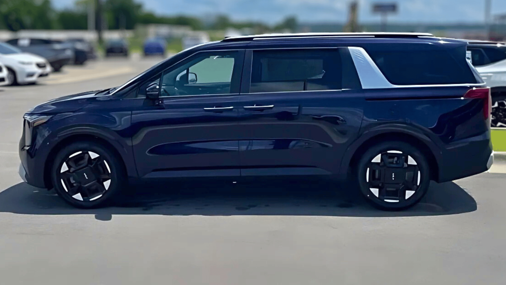 2026 Kia Carnival Side View at Central Arkansas Kia Dealership